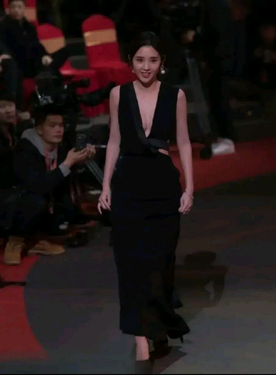 唐艺昕参加活动,身穿大v领低胸礼服,着装太大胆了吧.
