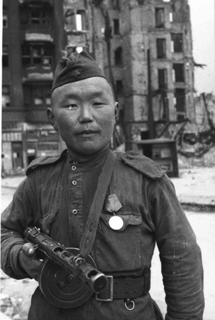 二战中,苏军中有大量的黄种人士兵,他们就是苏联鞑靼人军团,鞑靼人