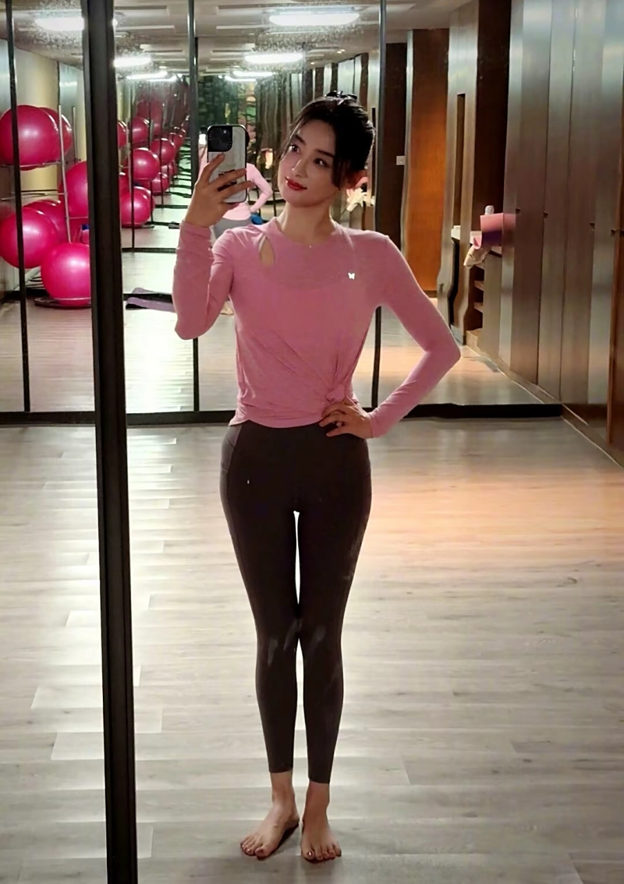 袁姗姗的自拍照,腿型真不孬.