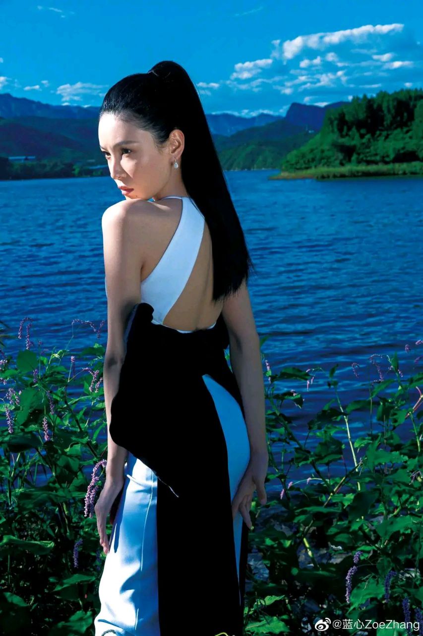 张蓝心一身白色衣服亮相活动