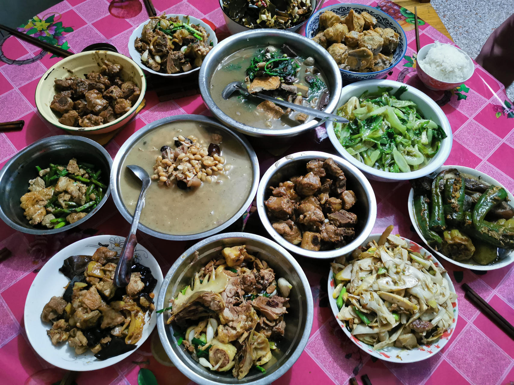 清明节踏青归来,还没洗澡就着急吃晚饭了,感谢家公做的一桌饭菜.