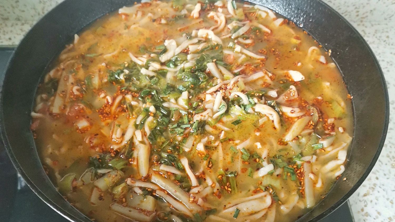 「美食分享」绿油油的小白菜刀切面,夏日必备