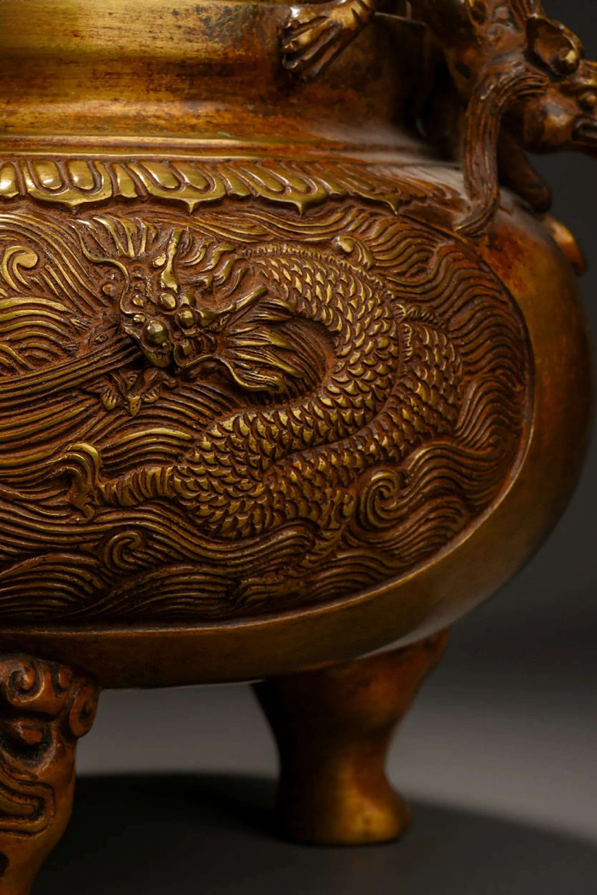 明宣德 铜鎏金螭龙耳熏炉 紫铜铸造,浮雕錾刻,炉身全鎏金,金色璀璨