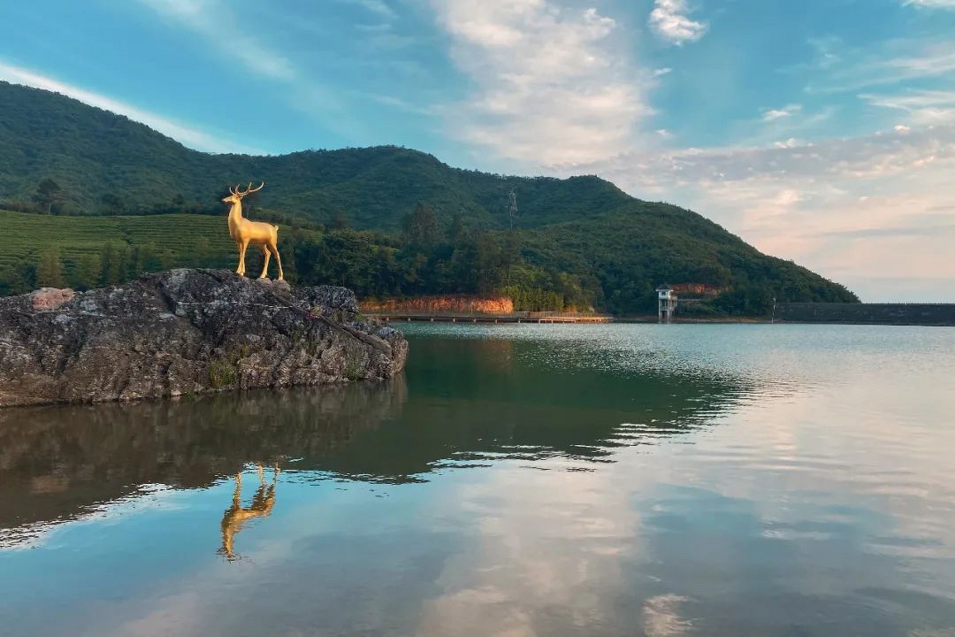 鹿女湖边一家民宿的晚餐,很有感觉 浙江金华的鹿女湖,位于金华山