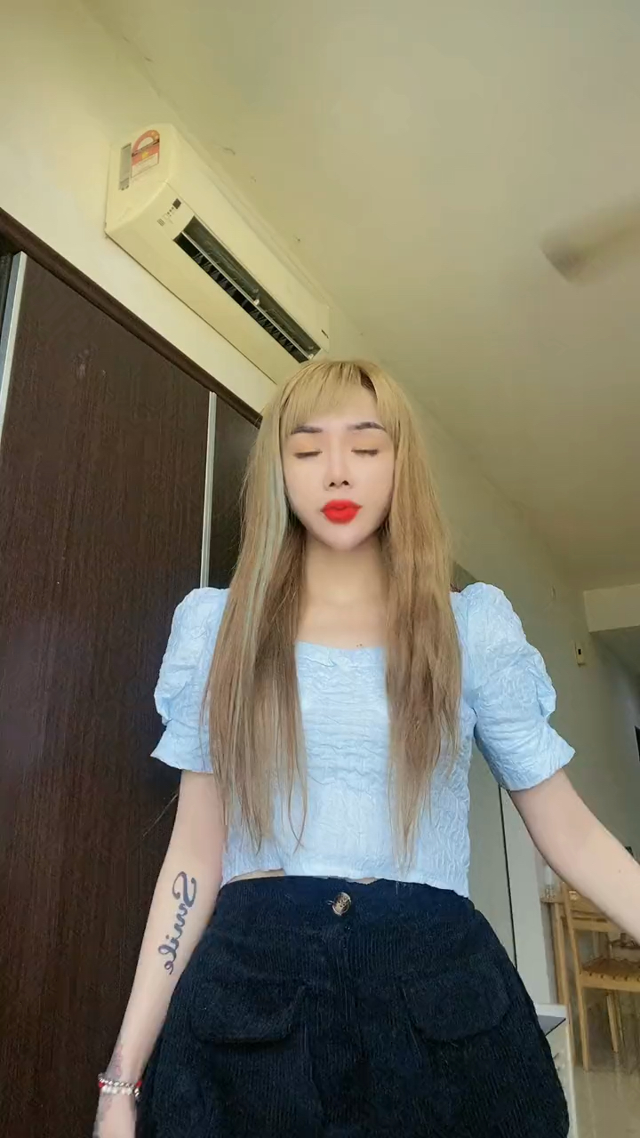 美女黄色头发,黑色眉毛,很特别