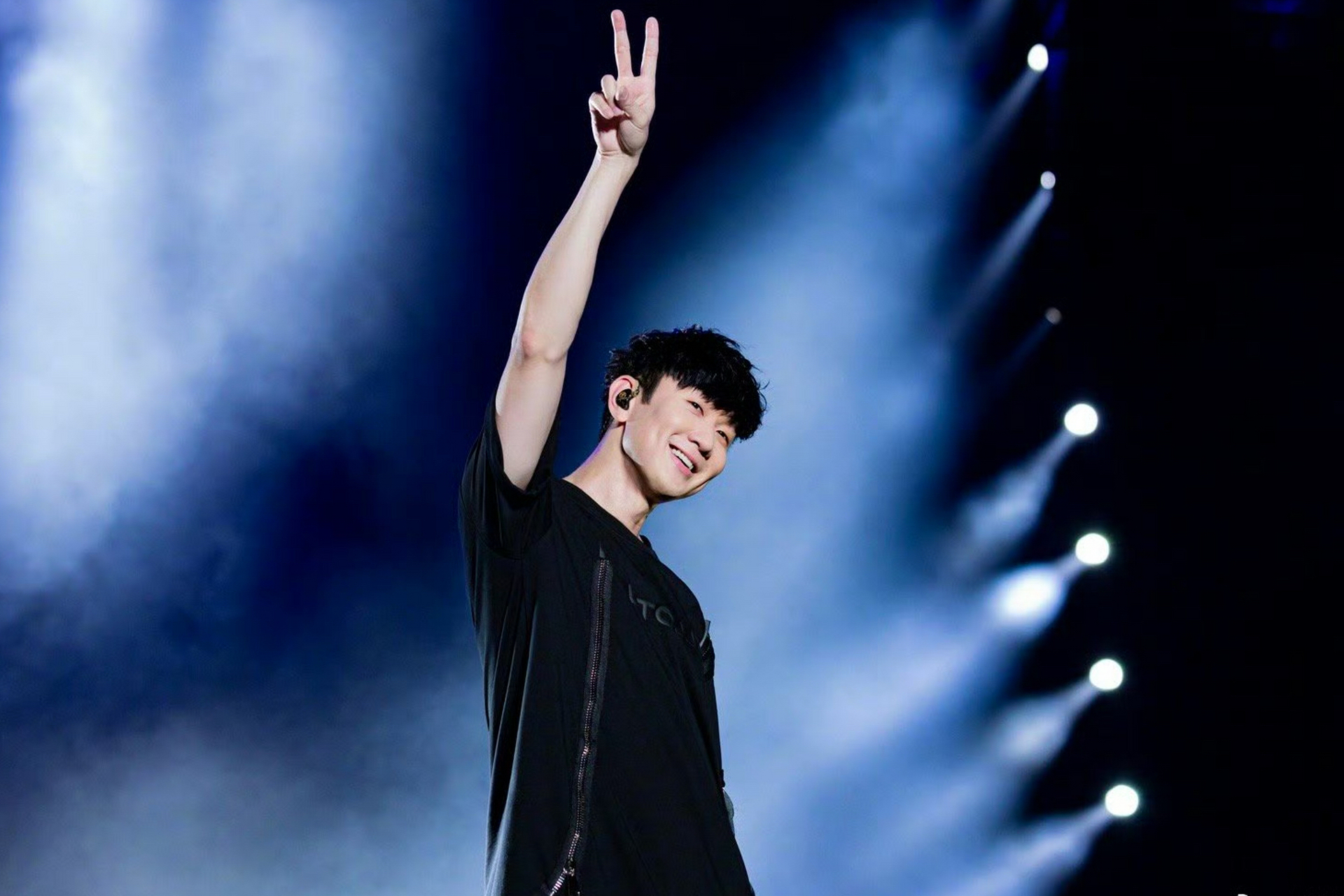 by2girl 晒出在林俊杰 演唱会上和angelababy 的合照,梦幻联动叠buff