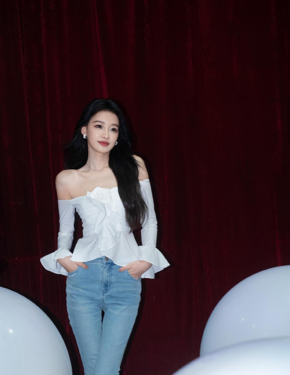 看孙怡清纯甜美的长相,阳光灿烂的笑容,看她的容颜清纯俏丽,犹如一朵