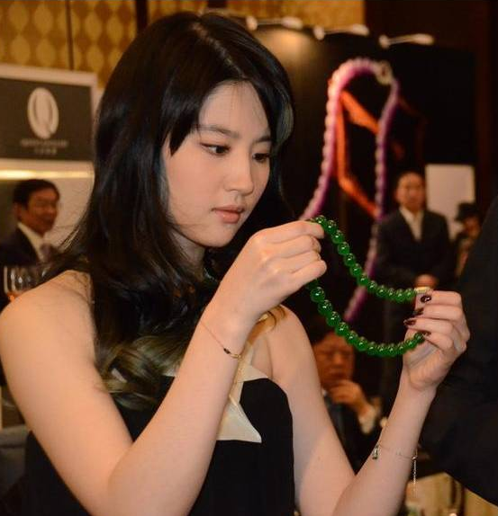神仙姐姐"刘亦菲"也爱翡翠珠宝,这过亿的翡翠戴在身上美爆了!