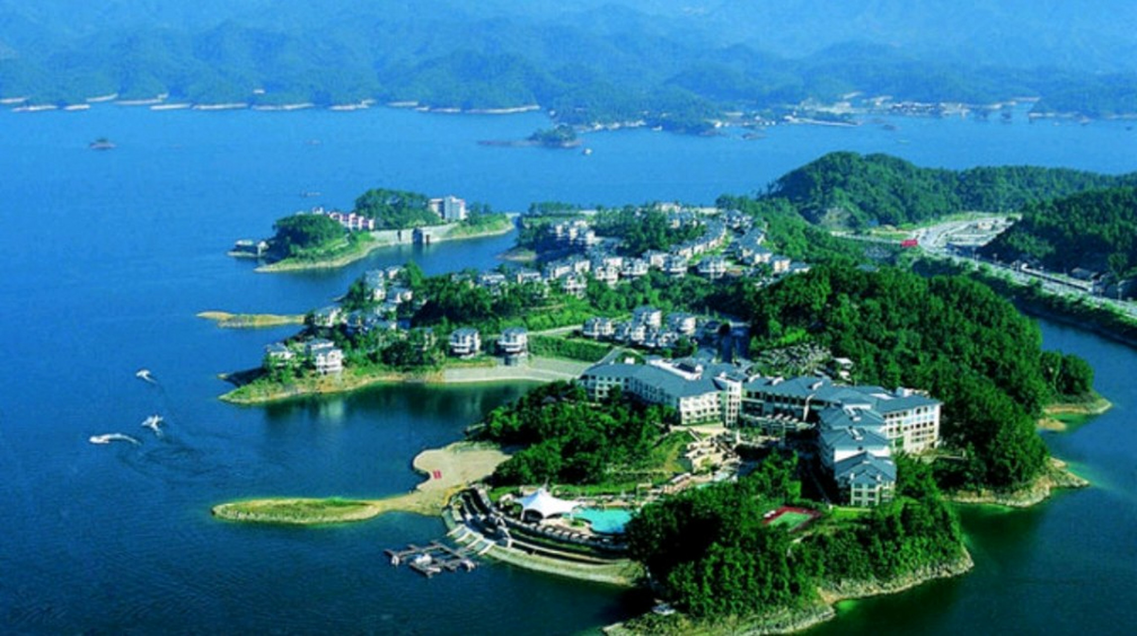 千岛湖风景区中心湖区是位于浙江省杭州市淳安县的一处著名旅游景点.