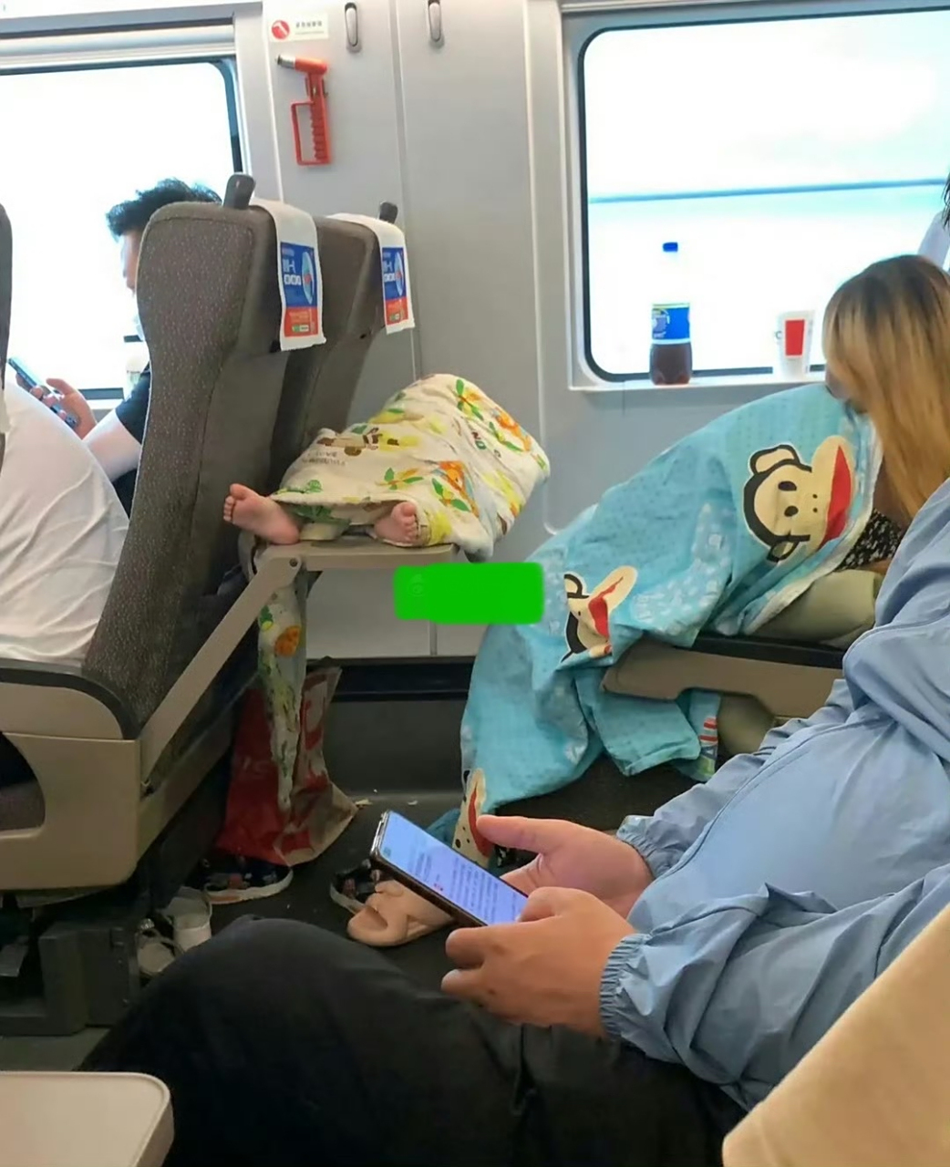 高铁上惊奇一幕 高铁上没有急刹车吧!