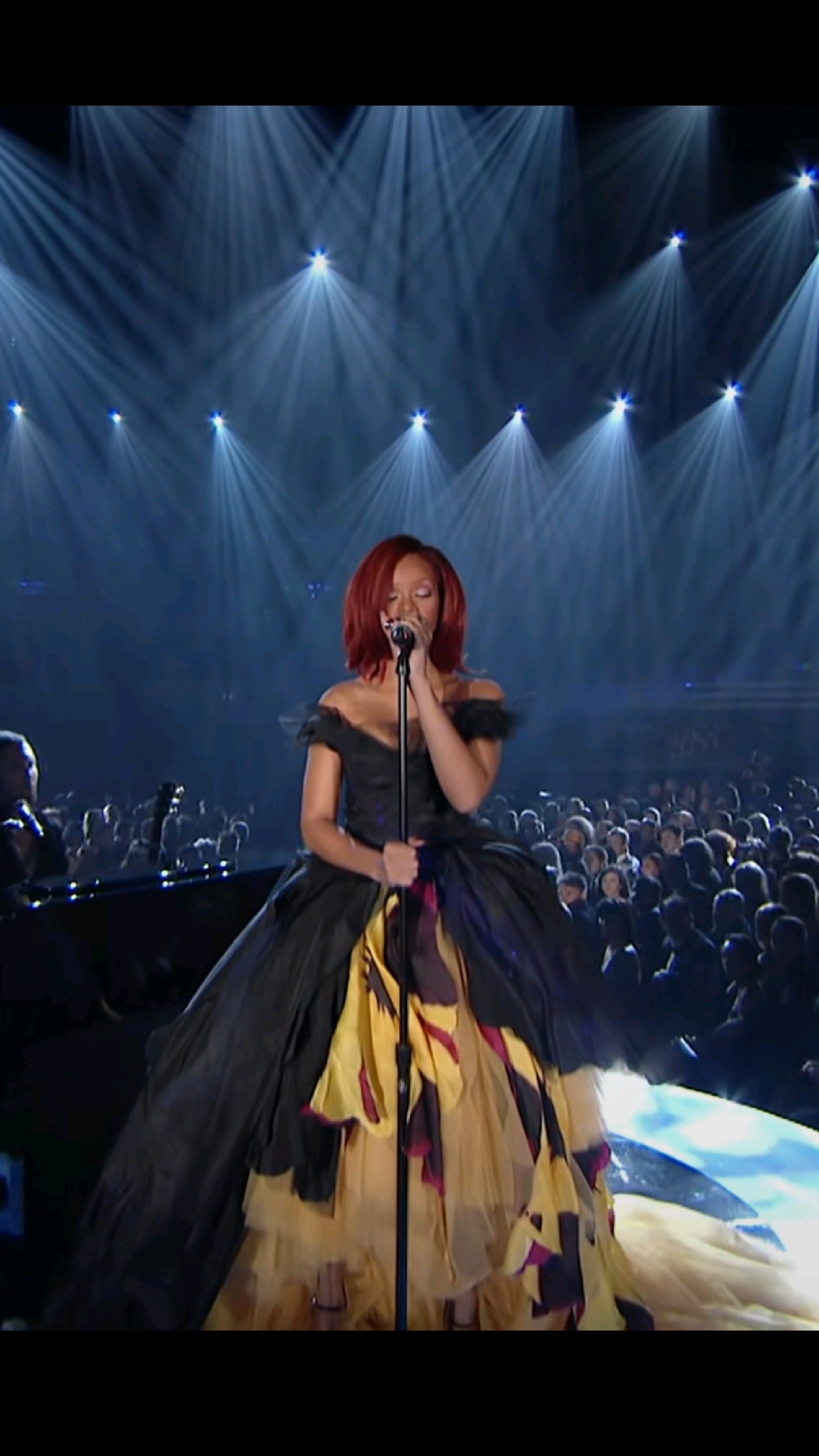 人生必看的现场|蕾哈娜53届格莱美演唱爆曲love the way you lie-度小