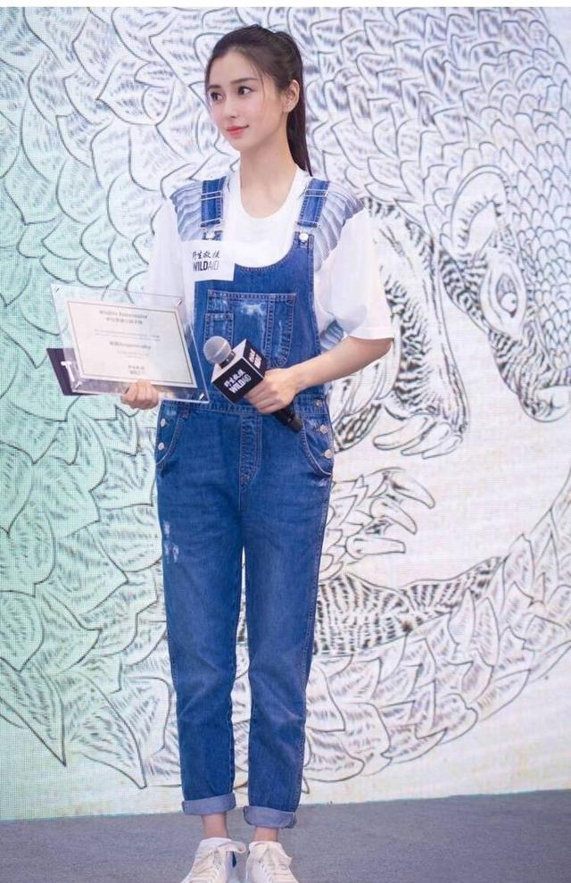 甘婷婷u领白t配牛仔裤,也能美的高调,性感又简约