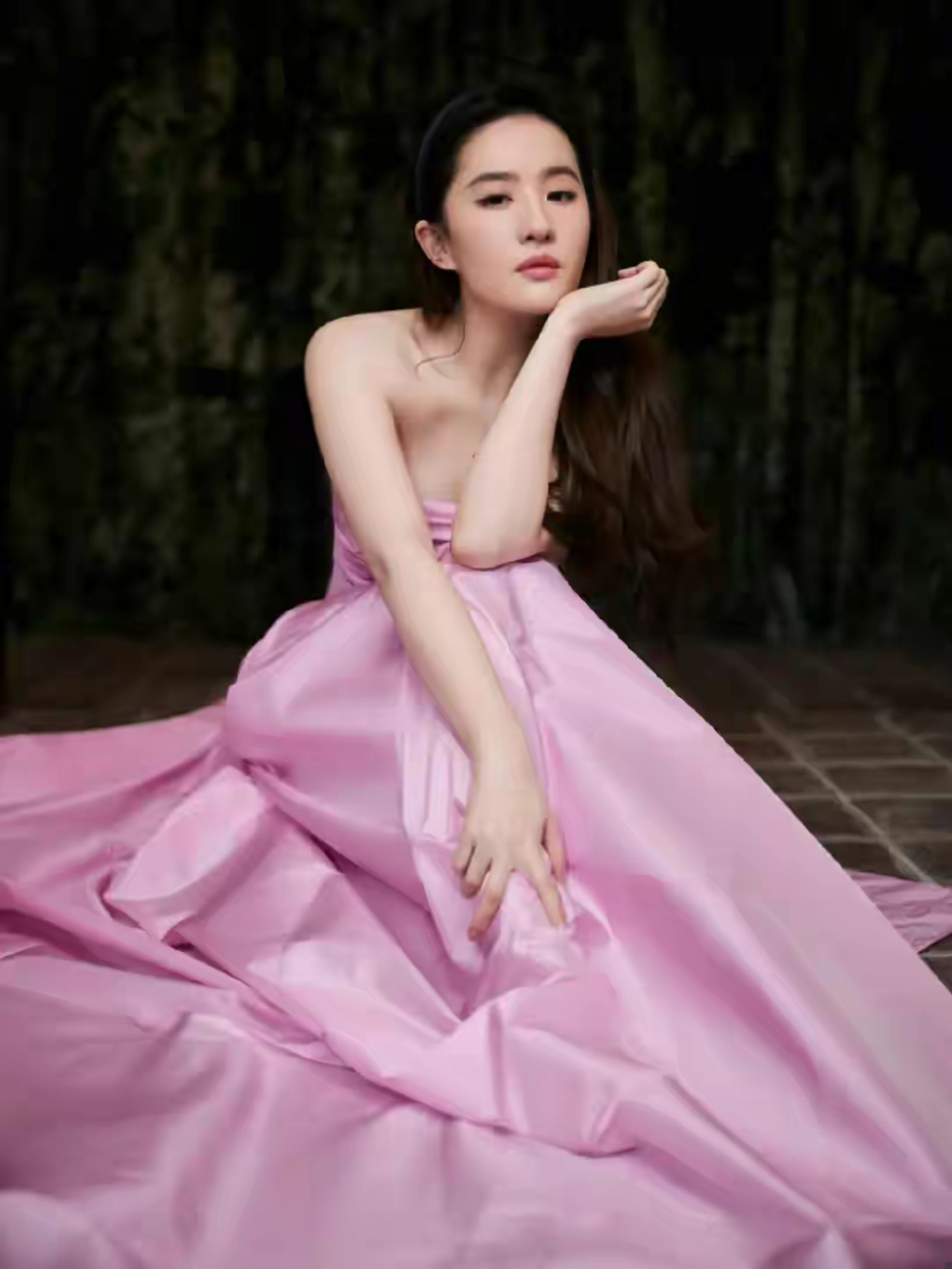 网友:不愧是神仙姐姐,刘亦菲粉色抹胸长裙亮相美哭众人