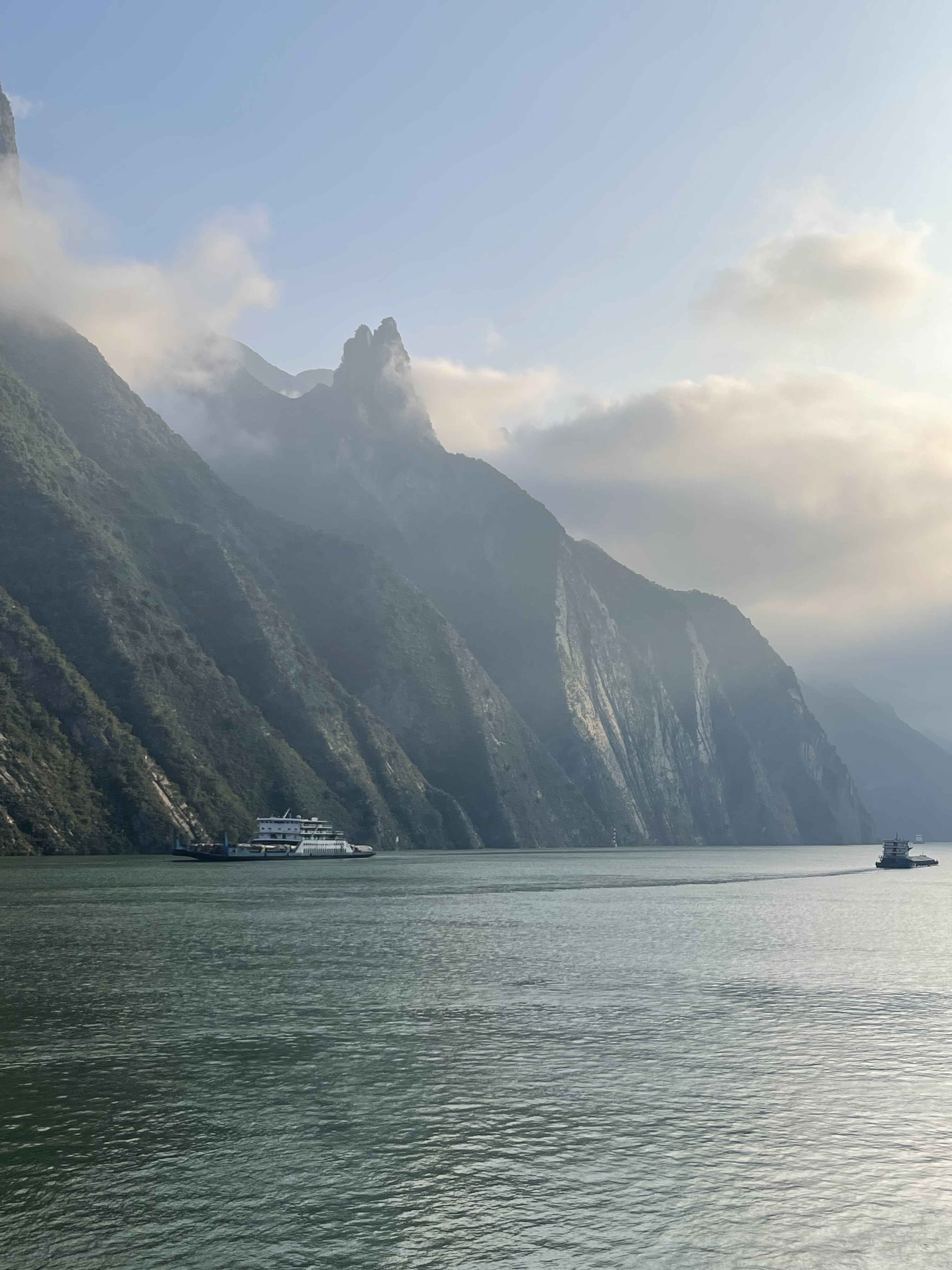 巫峡风光:长江上的璀璨明珠