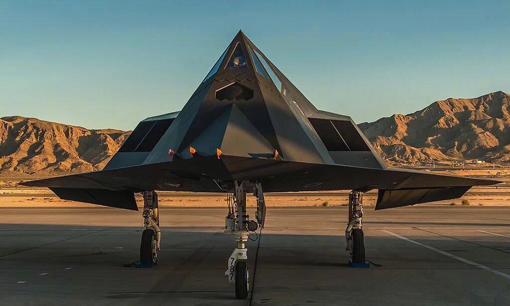 f-117"夜鹰"隐身攻击机