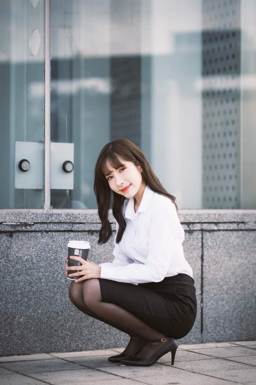 职业女性穿搭: 白衬衫搭配黑丝袜
