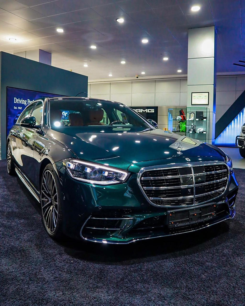 这种颜色的奔驰s级很少见吧,显得很时尚潮流,祖母石绿.小高侃车