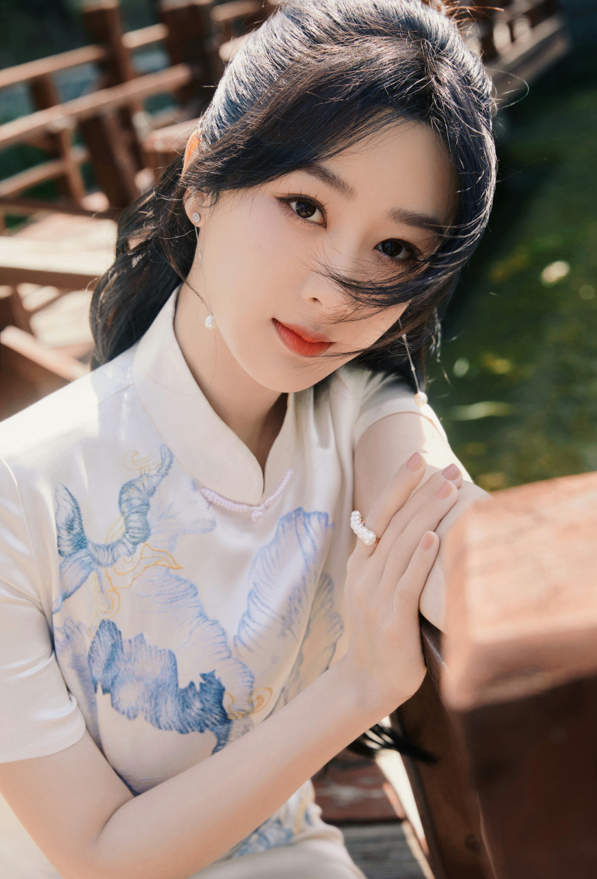 杨紫身穿旗袍出席活动,纯白旗袍加以中国风图案点缀,尽显东方韵味,更