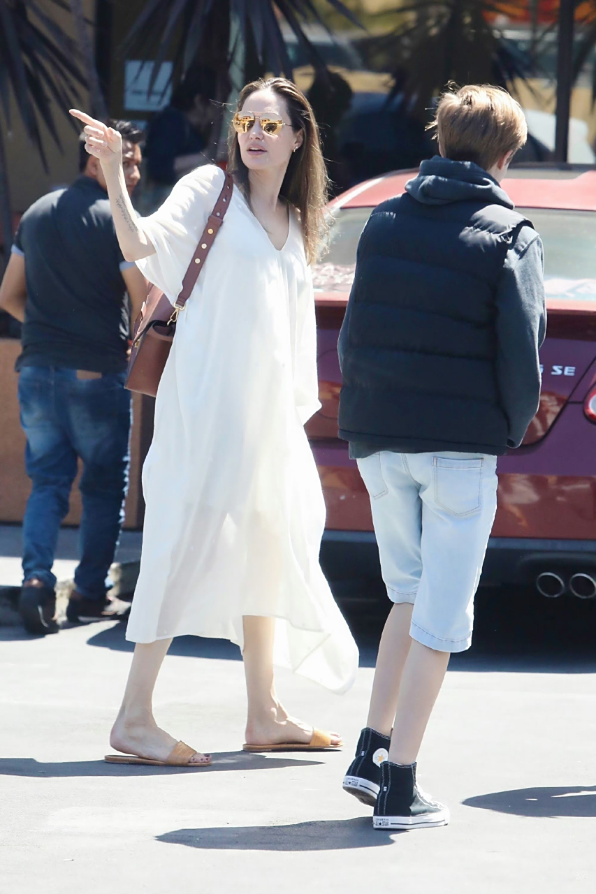 安吉丽娜·朱莉angelina jolie日常街拍穿搭,拖鞋出镜率超高