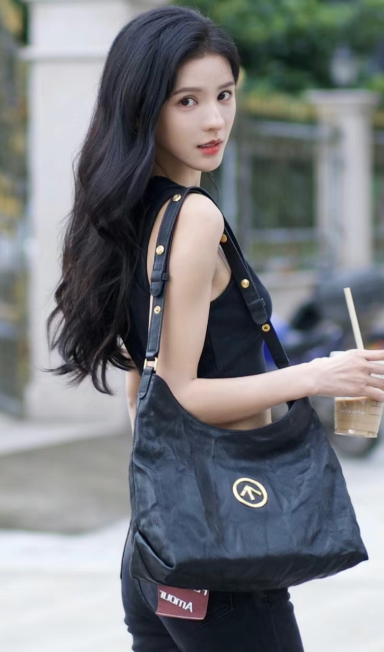 张予曦拿着咖啡户外街拍,她现在的身材已经是属于瘦过头了,生活里看着