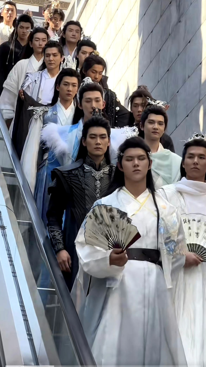 去逛街,在商场的电梯上看到一群穿古装的男男女女  女的一个比一个