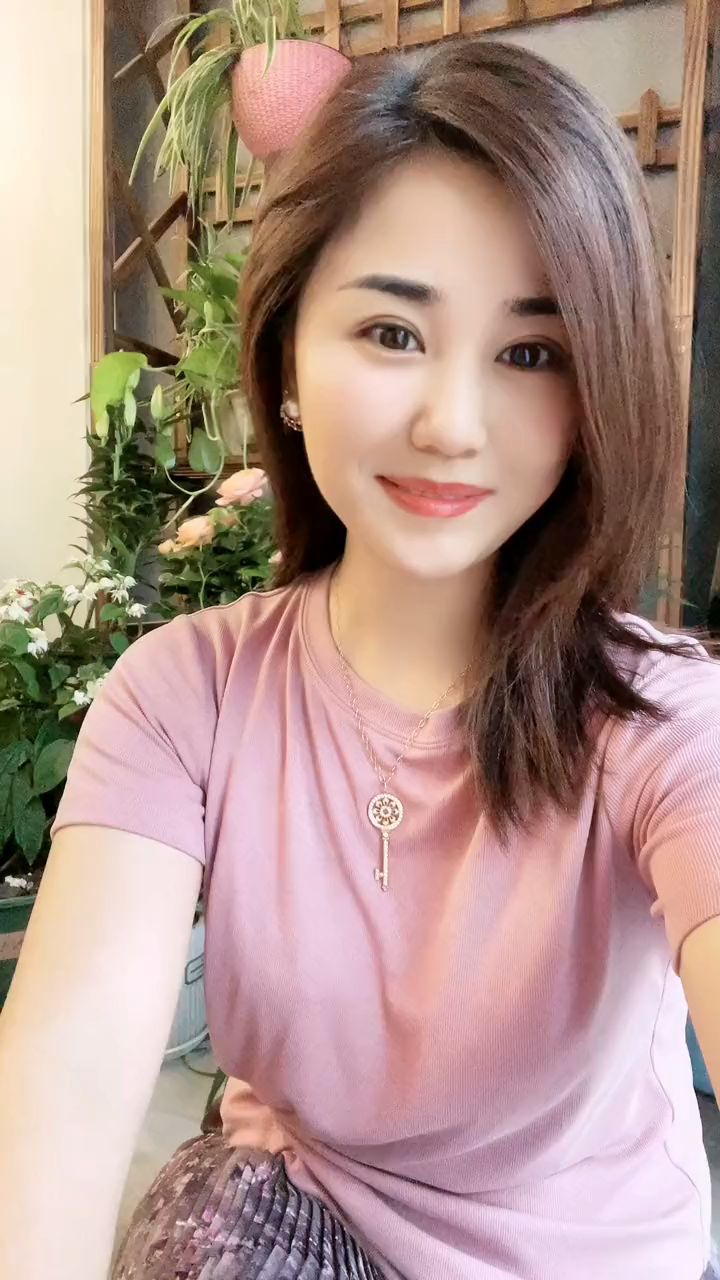 好精致的美女,一脸旺夫相!