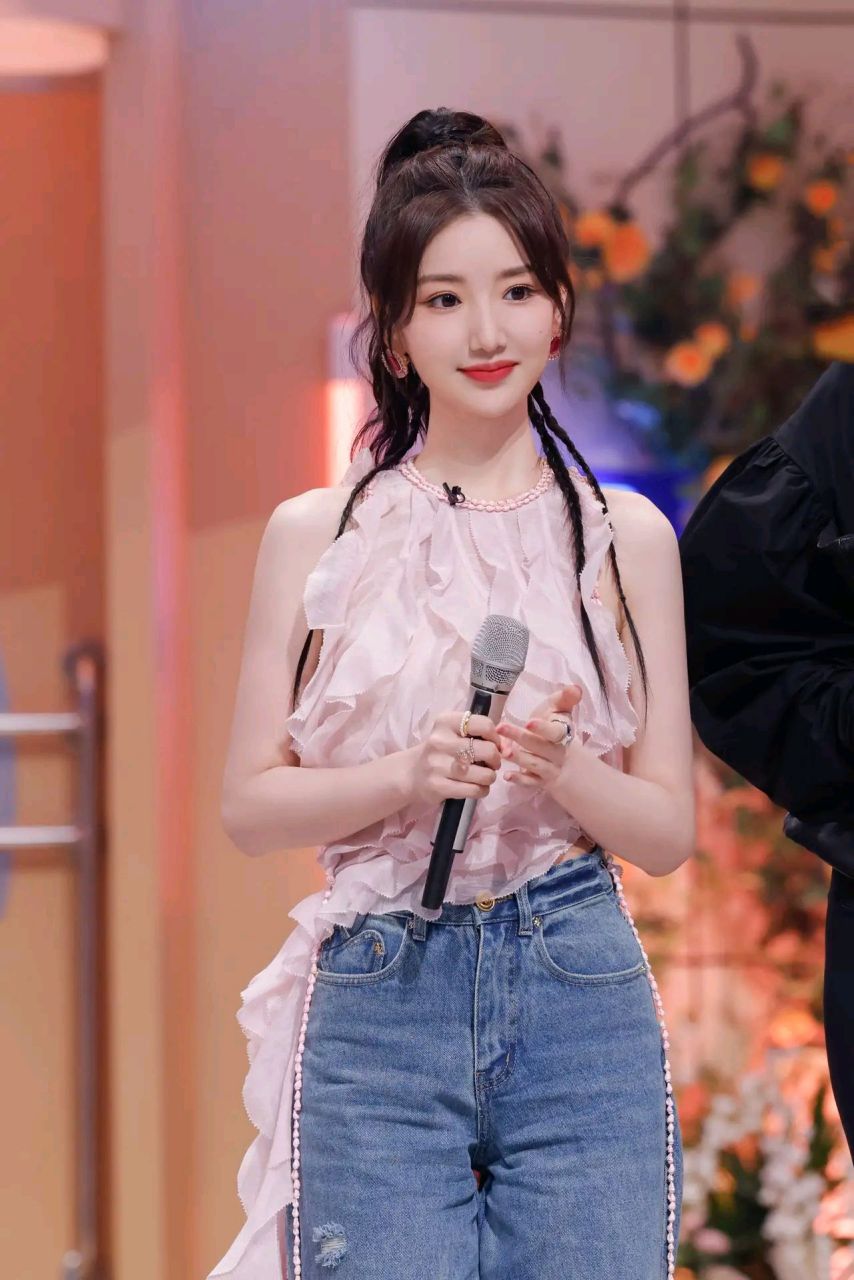 毛晓彤高马尾编发造型又飒又可爱,表情灵动,一点儿也不僵!