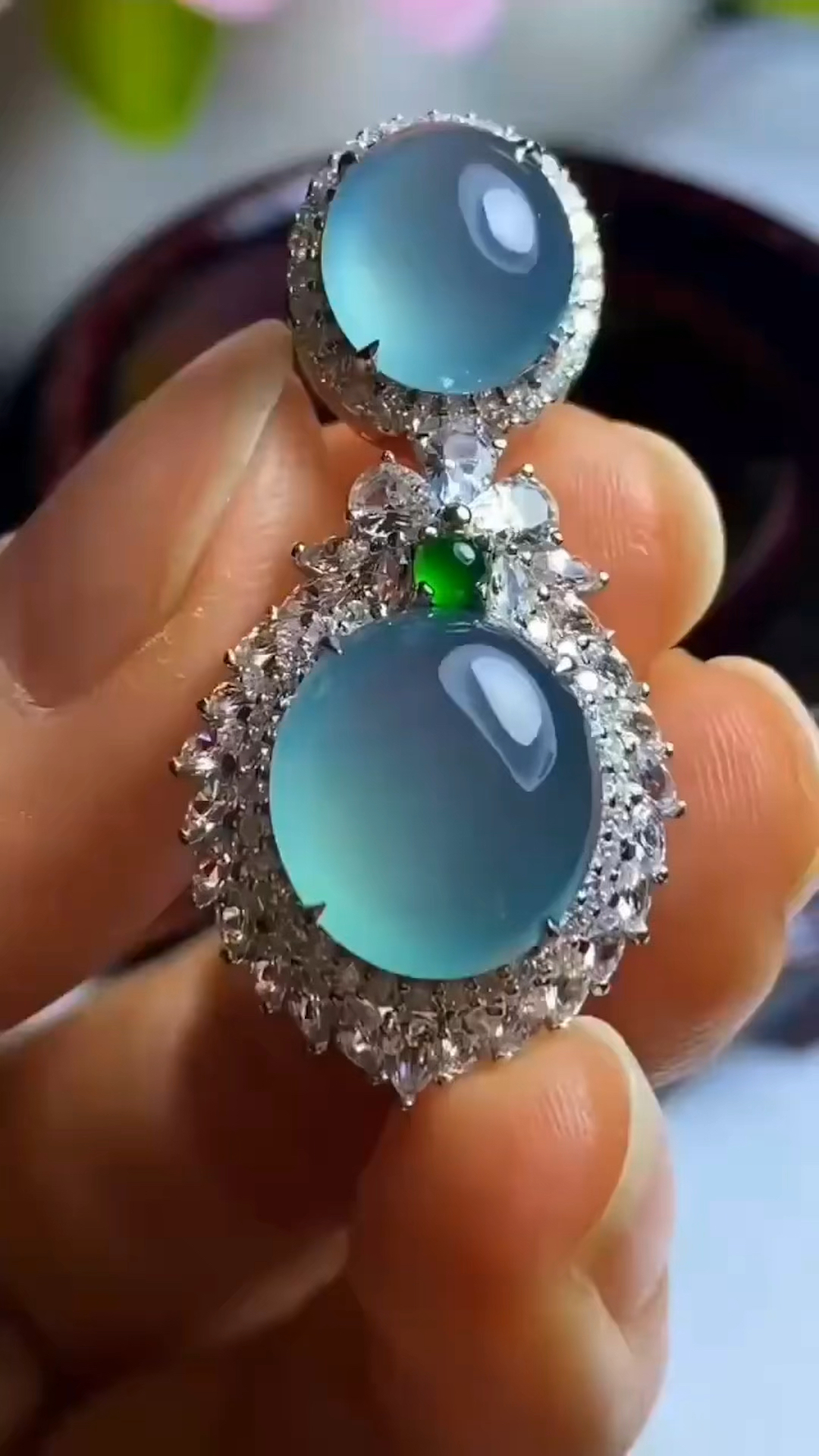天空蓝冰种翡翠戒面看起来是那么灵动飘逸美丽-度小视