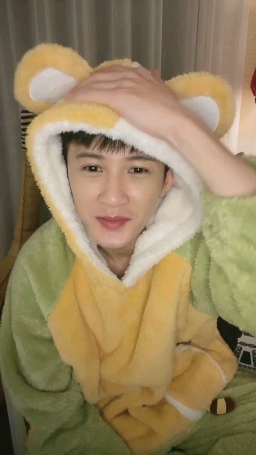 檀健次睡衣直播,这孩子是吃可爱多长大的吧!-度小视