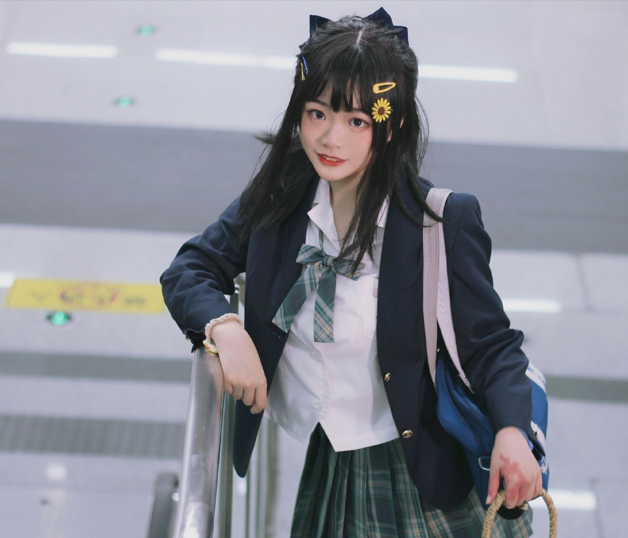 穿jk制服的少女,风格散漫,有总像猫儿般慵懒的气质