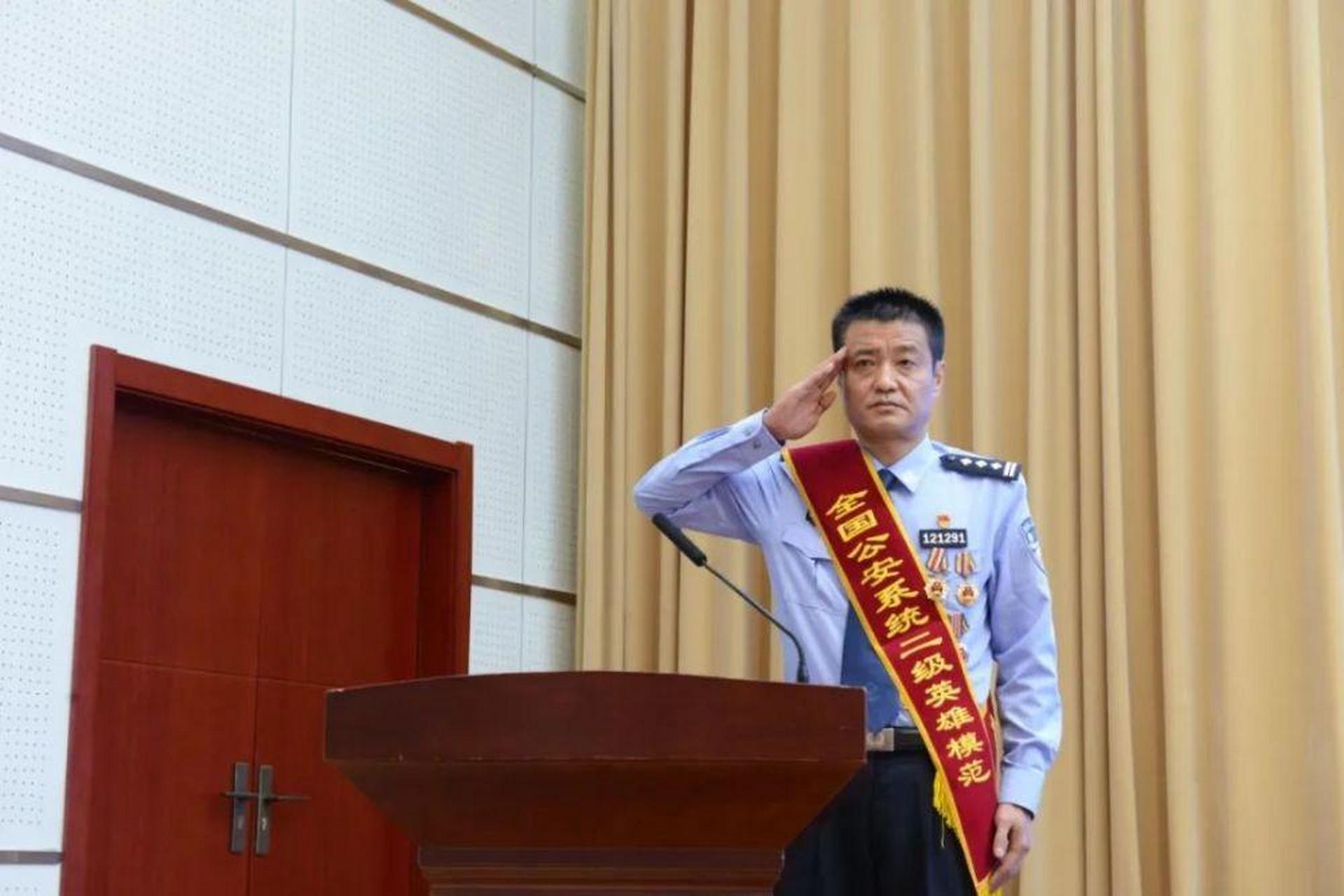 在兰州火车站内,程鹏拿着警官证的手突然顿在空中,他的额间传来一阵