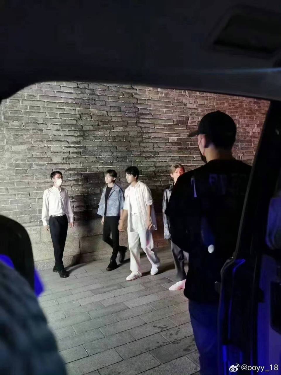 王俊凯易烊千玺牵手错位图
