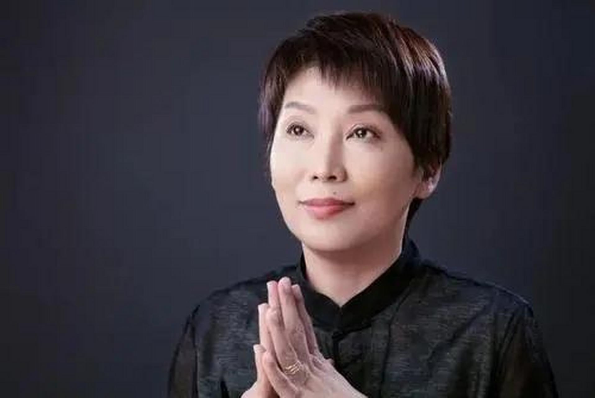 一个高官去找曲黎敏老师看病把脉,被她诊断出肺病,高官非常有城府,面