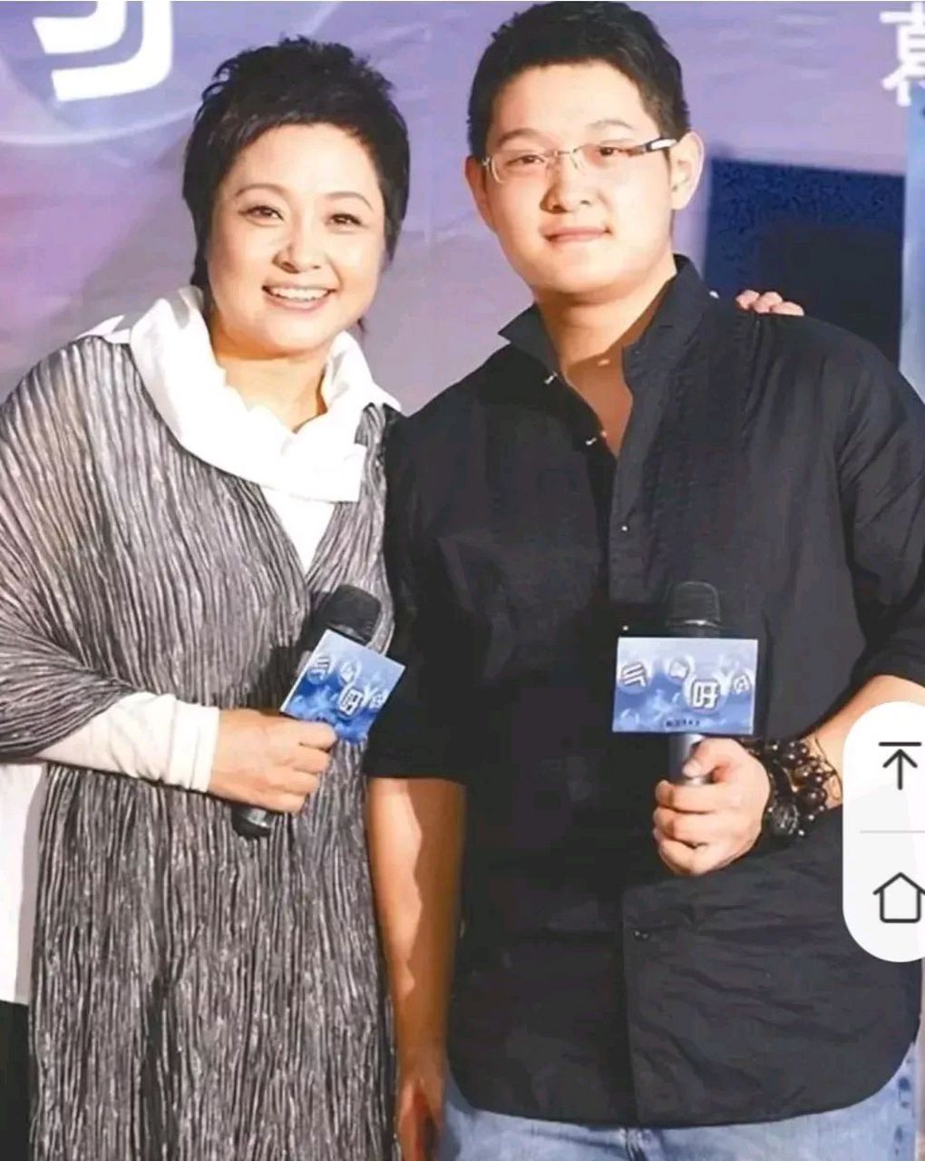 在张国立和邓婕夫妇的帮助下,他们成功地开设了一家品牌鞋店,生意兴隆