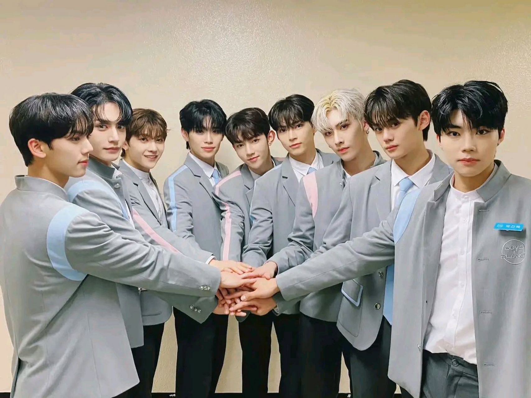 zb1成团首张团体照,第一眼看过去,谁是门面担当不知道,但是能确定负