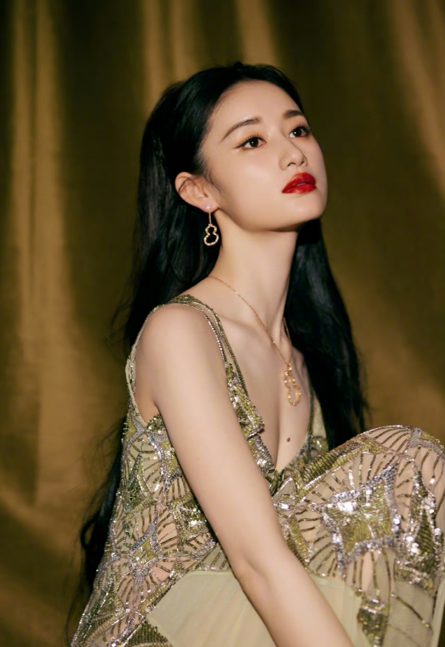 #明星# #郭晓婷#  郭晓婷一袭刺绣亮片裙,典雅高贵美艳动人.