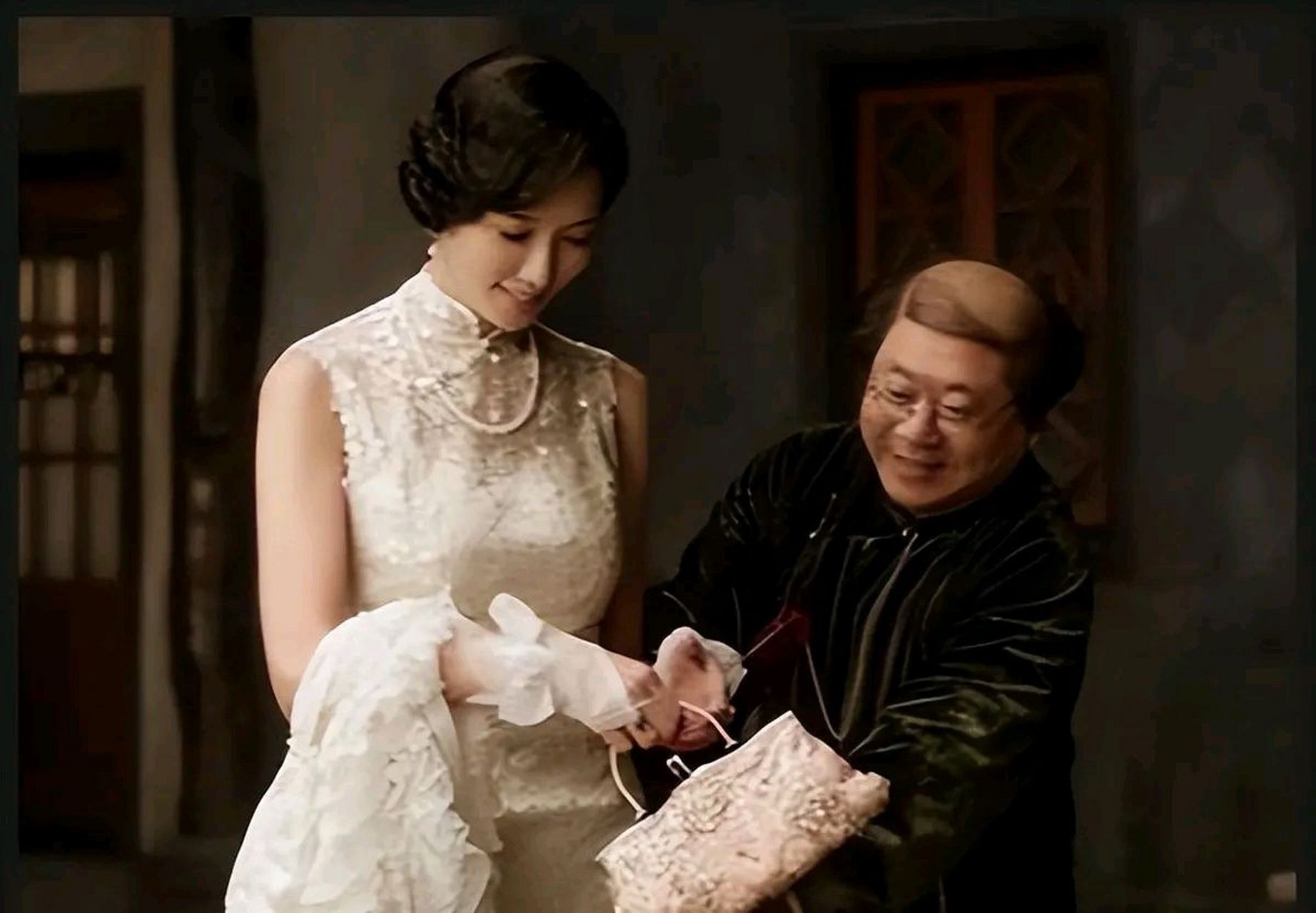 于是就有记者问林志玲:"你和范伟一起演亲密戏的时候你难道不觉得