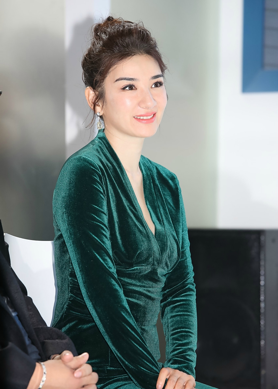 黄奕,1977年9月出生于上海市,中国内地女演员,歌手,导演,制片人.