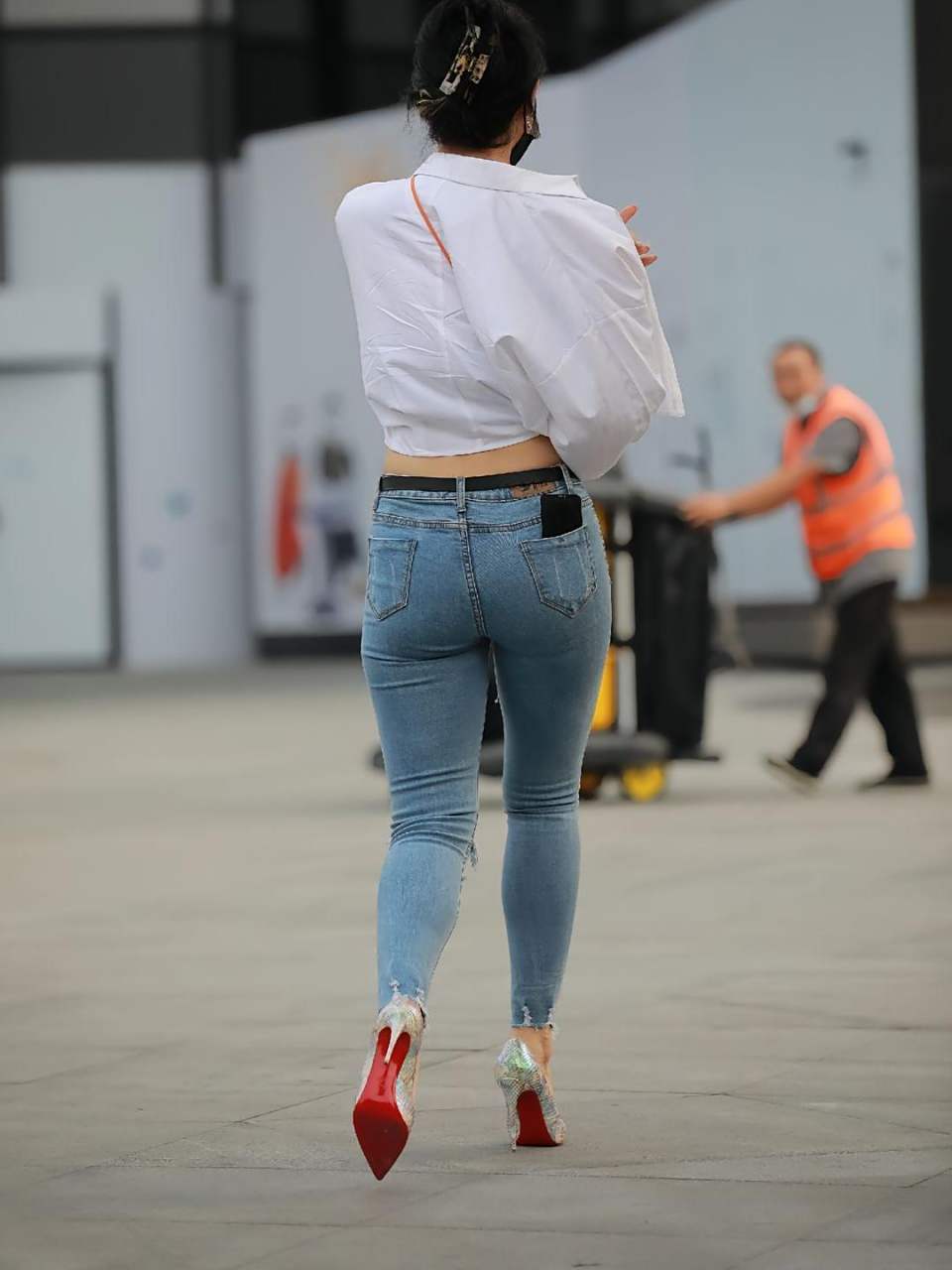 街拍背影杀,紧身裤小辣妹,微胖型!