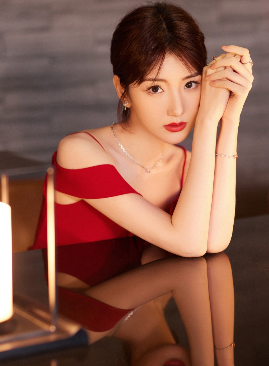 毛晓彤一袭吊带红裙,美艳动人,妩媚又不失甜美,温柔中又带着几分性感