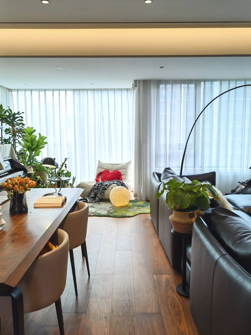 开放式书房客厅| 空间复合性规划才是yyds~ 超大屏幕激光电视 超舒适