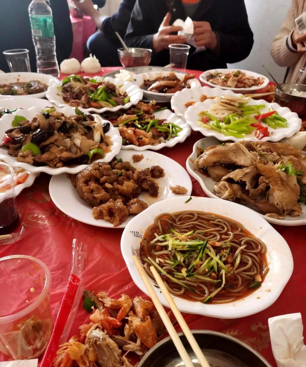 今天去参加喜酒宴席,是一个流水席,宾客一波接一波的入席,每当新的