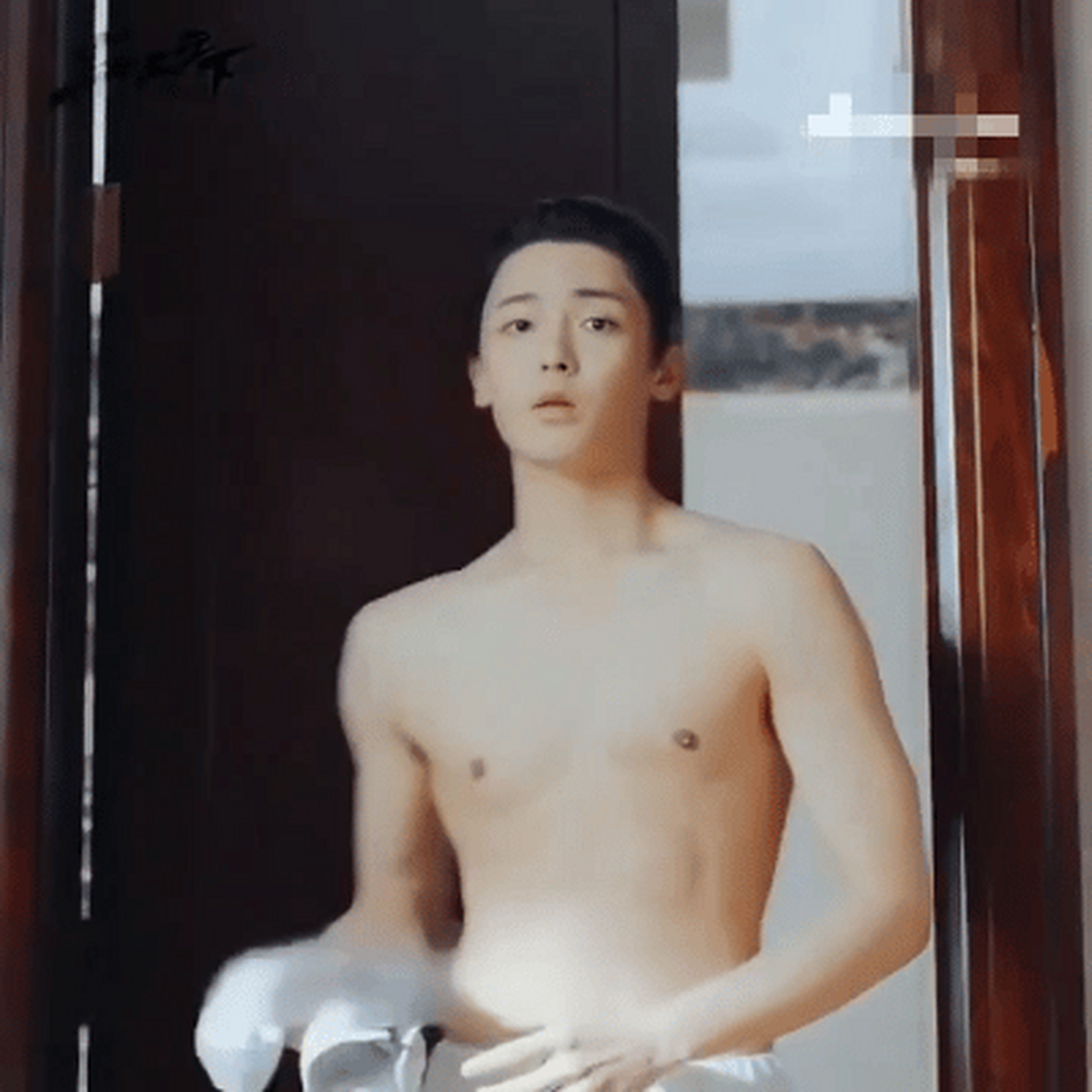 侯明昊这次的扮相绝了,这个发型太适合他了!