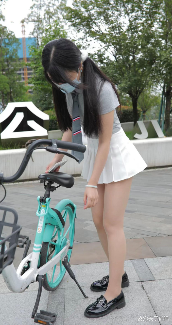 清纯美女# #性感美腿# 骑单车的小姐姐!