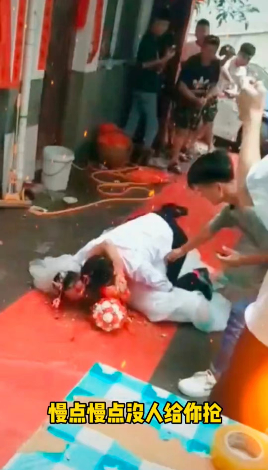 回顾一对新人在结婚当天,新郎抱120斤的新娘摔倒,新娘疼得直哭