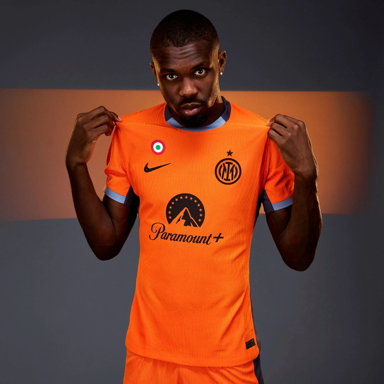 国际米兰发布23-24赛季第三球衣,橙色主体搭配黑色与淡蓝色细节  据