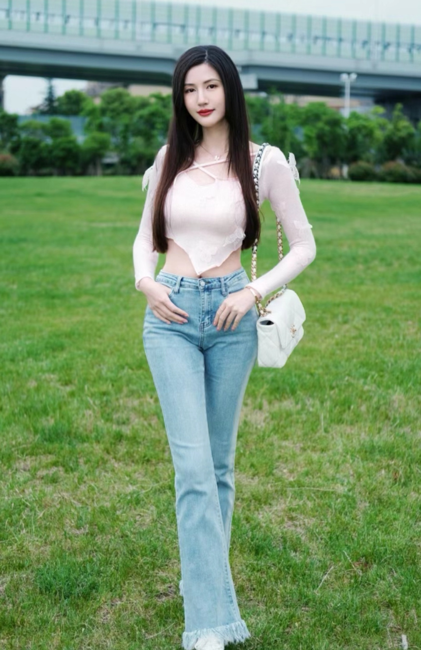 超好看的牛仔裤配上开胸t恤,这气质拿捏死死的