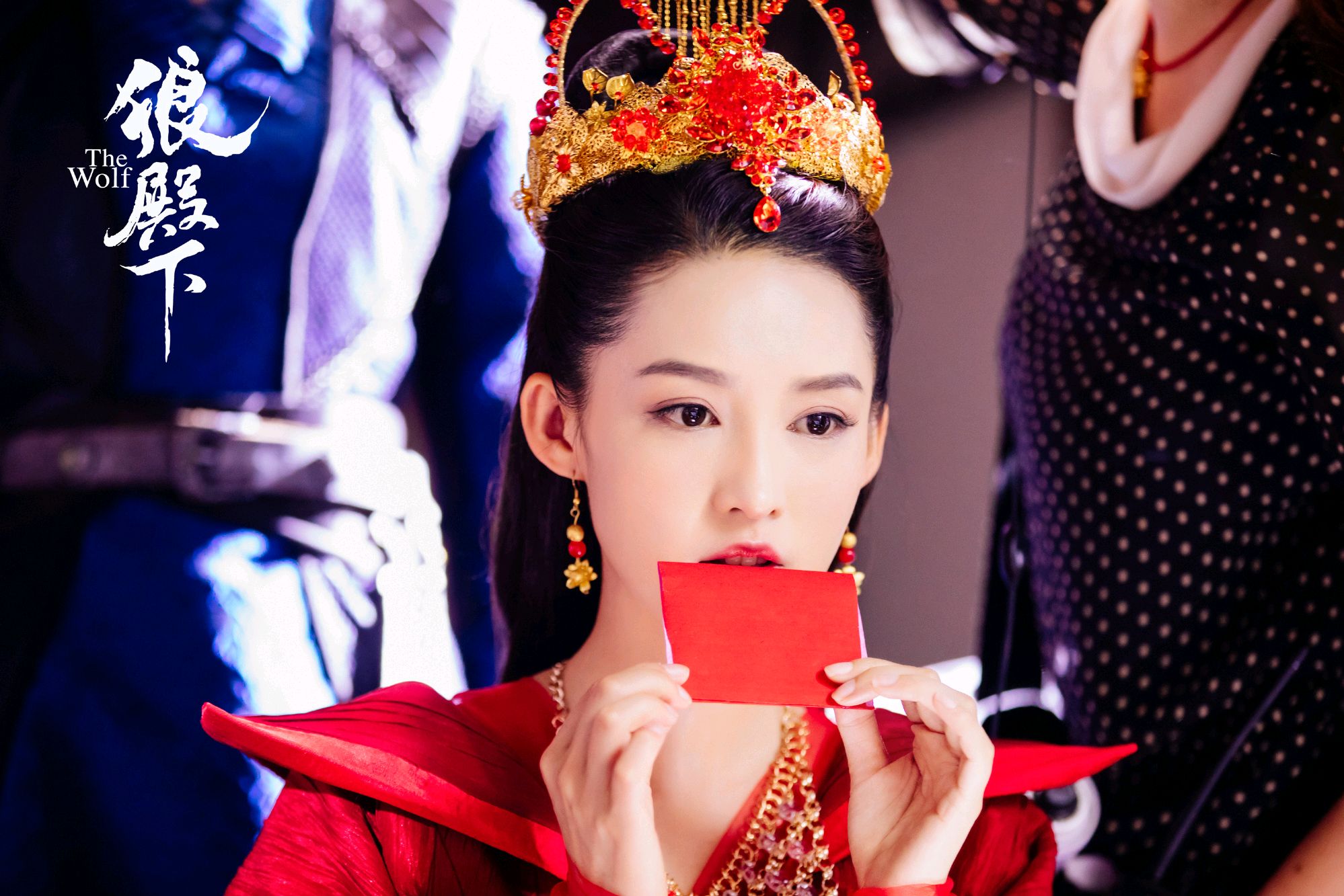 李沁红衣一袭绮罗香,梨靥双涡十里妆,被李沁美进了心坎里