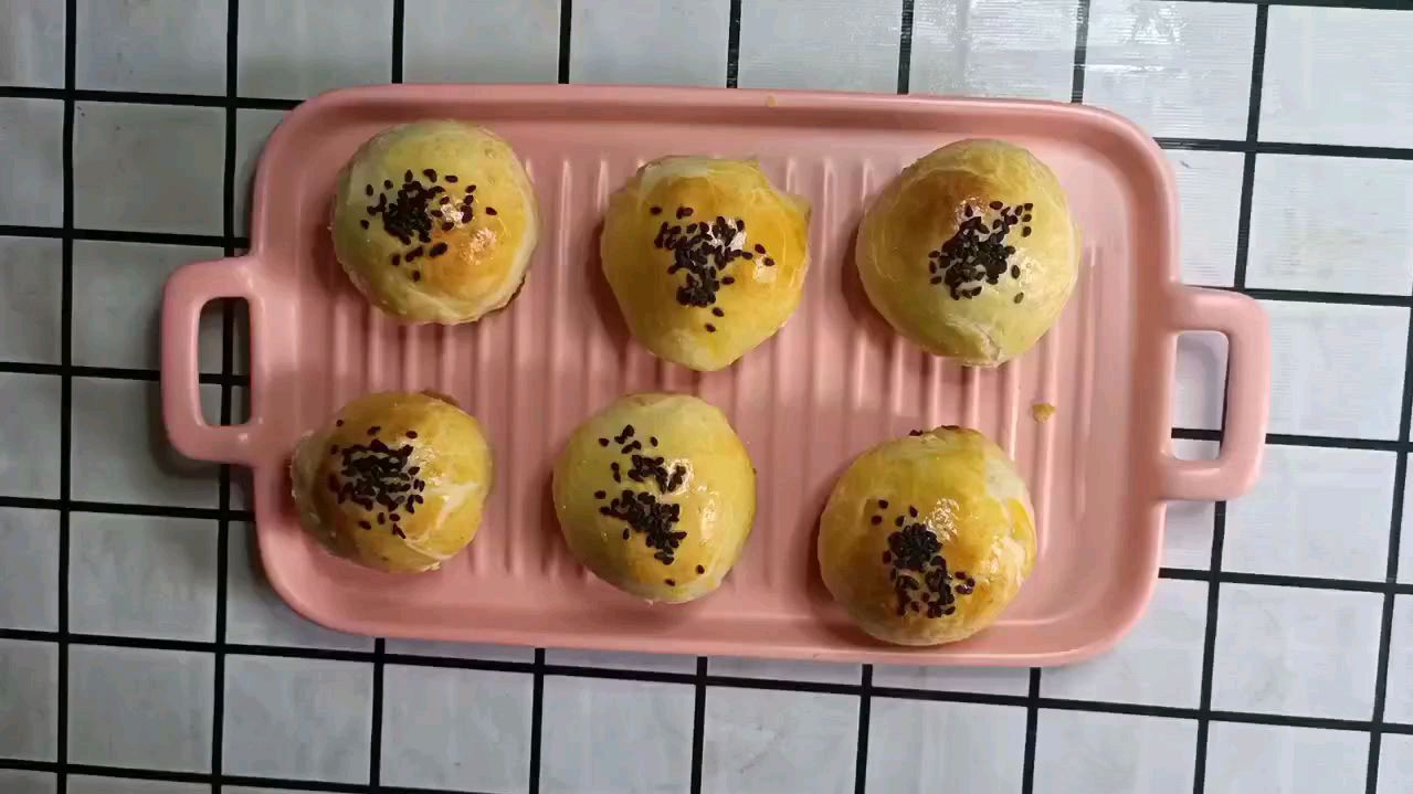 不用猪油和面,也能做出香酥的蛋黄酥,美味,一下吃了两个