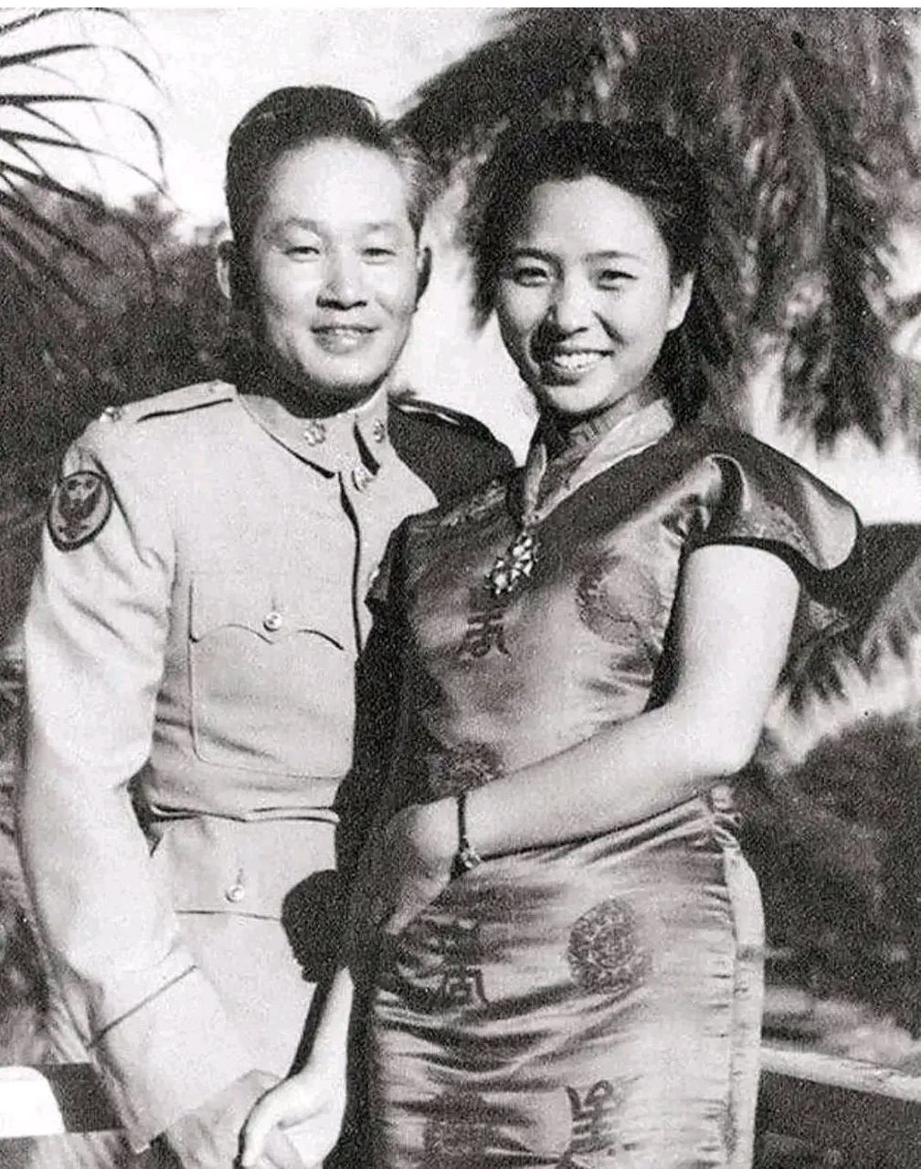 这是40年代,孙立人和妻子张晶英,一张罕见的留影,年轻时的孙立人长相